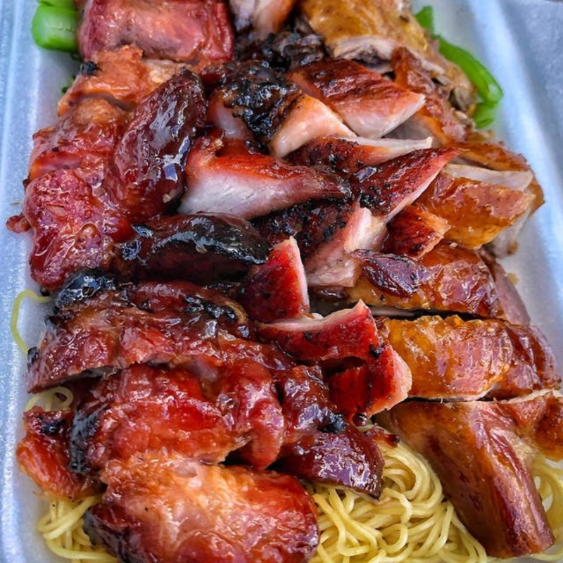 HKS烧烤面馆的中式烧烤猪肉和鸭肉